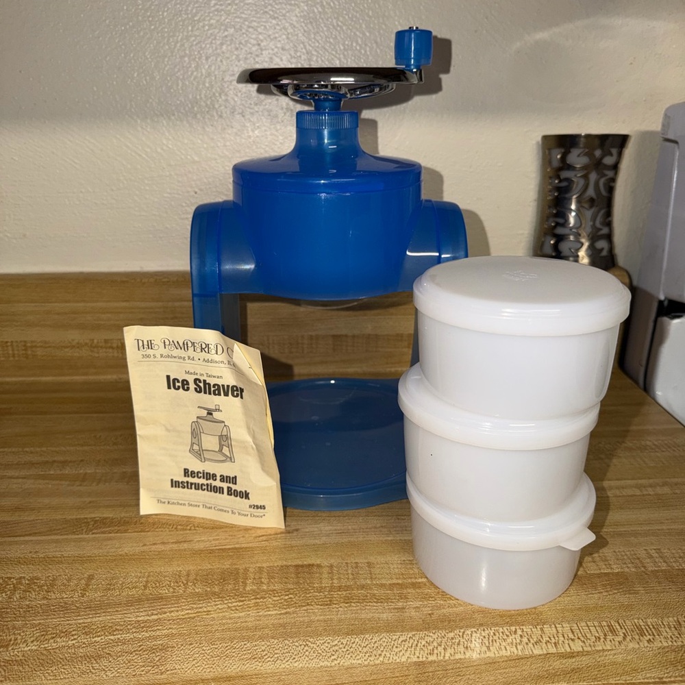 1994 #2945 Pampered Chef Blue Ice Shaver with White Containers summer snow cones